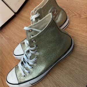 ADORABLE GOLD SPARKLE HIGH TOP CONVERSE!